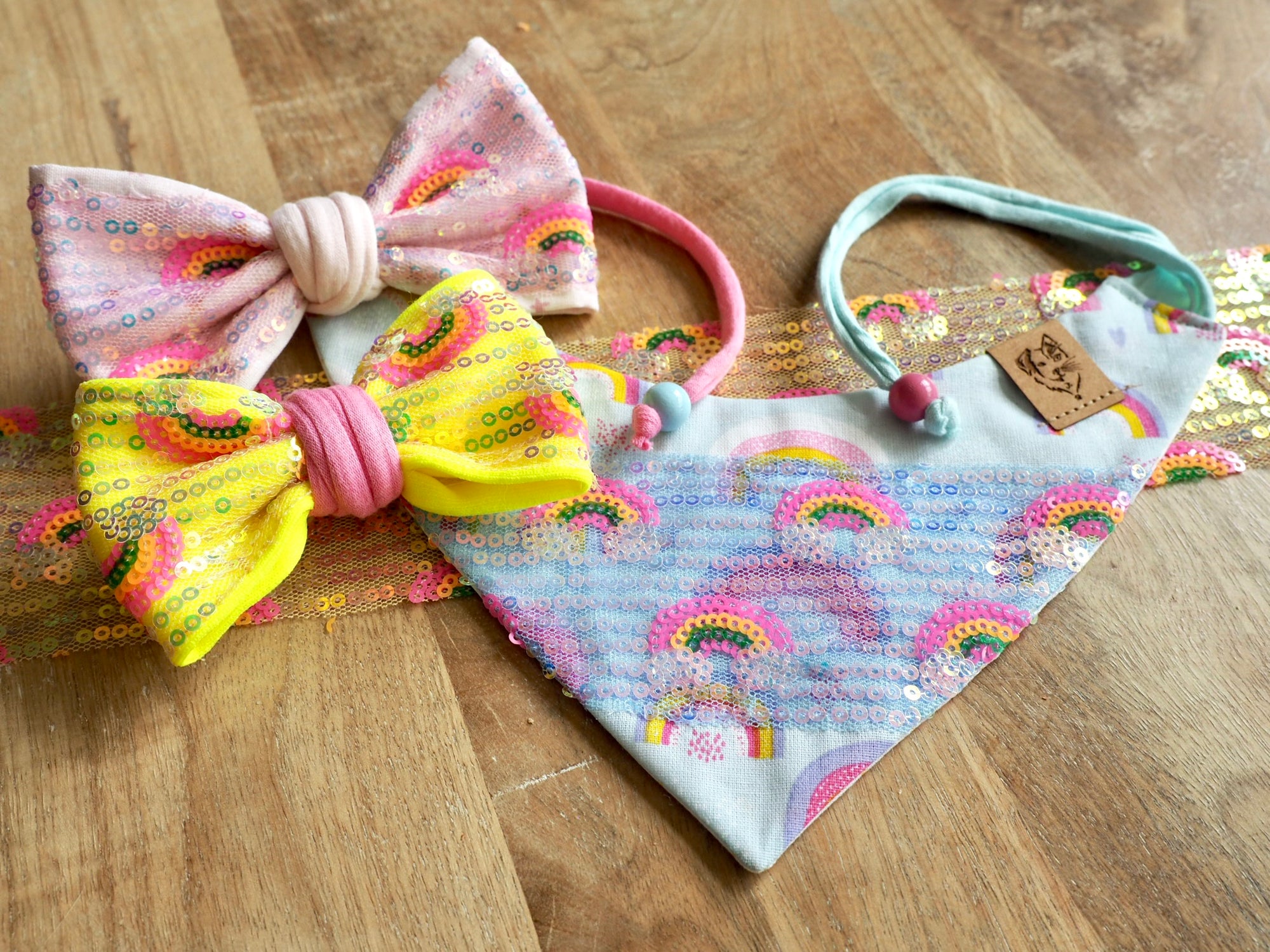 Set Hundeaccessoires und Katzenaccessoires mit Pailletten und Regenbogen