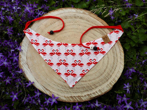 Hundehalstuch in weiß mit roten Flamingos