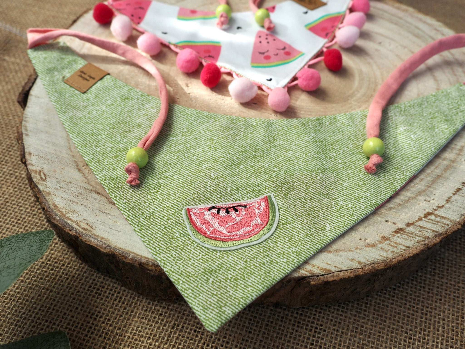 Hundehalstuch und Katzenhalstuch zum Wenden mit Wassermelonen und Bommelborte in grün und pink