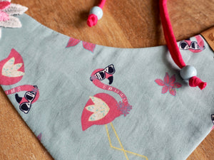 Detailansicht Hundehalstuch in türkis mit Flamingos in pink