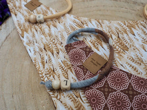 Detailansicht Hundehalstuch und Katzenhalstuch mit afrikanischen Mustern und Bändern