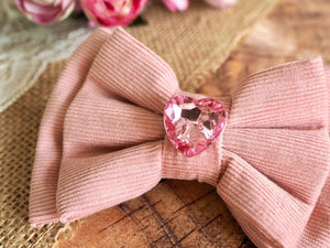 Detailansicht Hundeschleife zur Hochzeit in rosa mit Kristallherz