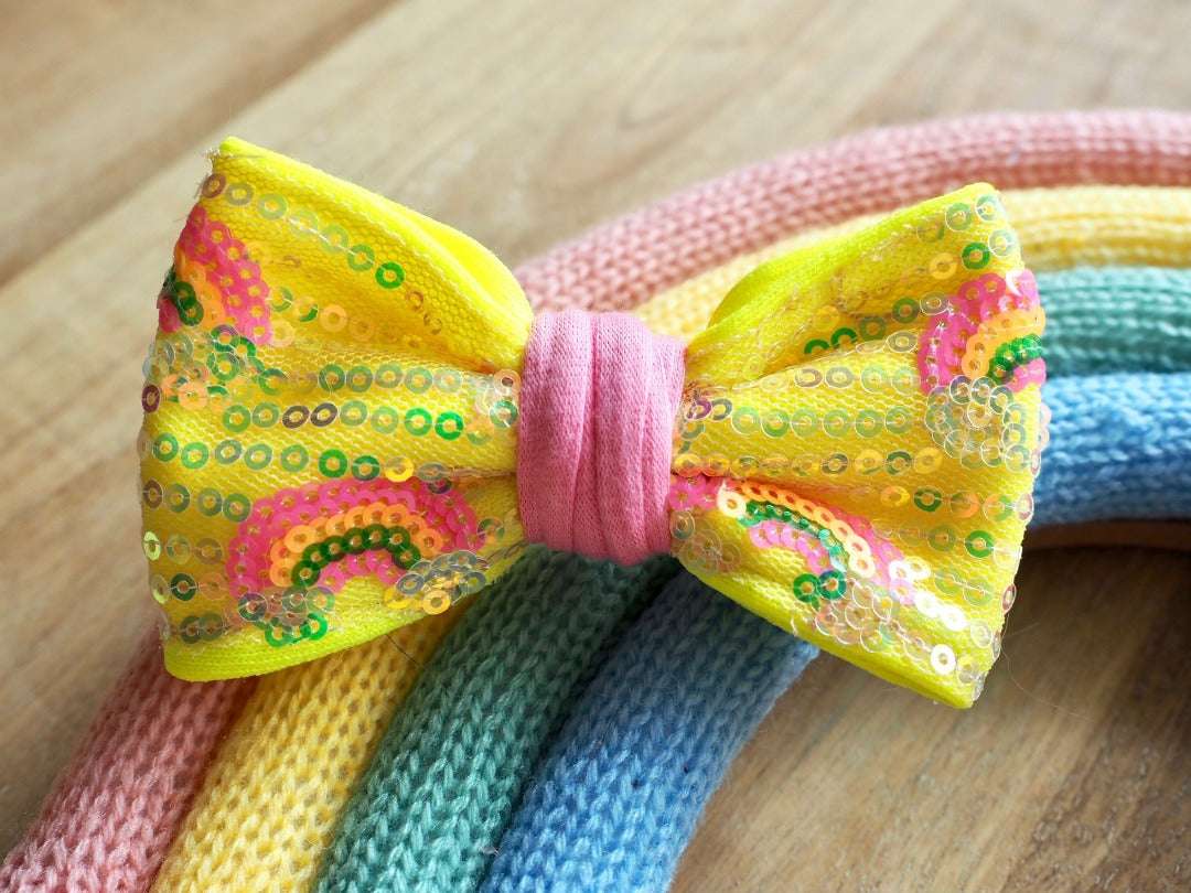 Hundeschleife und Katzenschleife in gelb mit Pailletten und Regenbogen